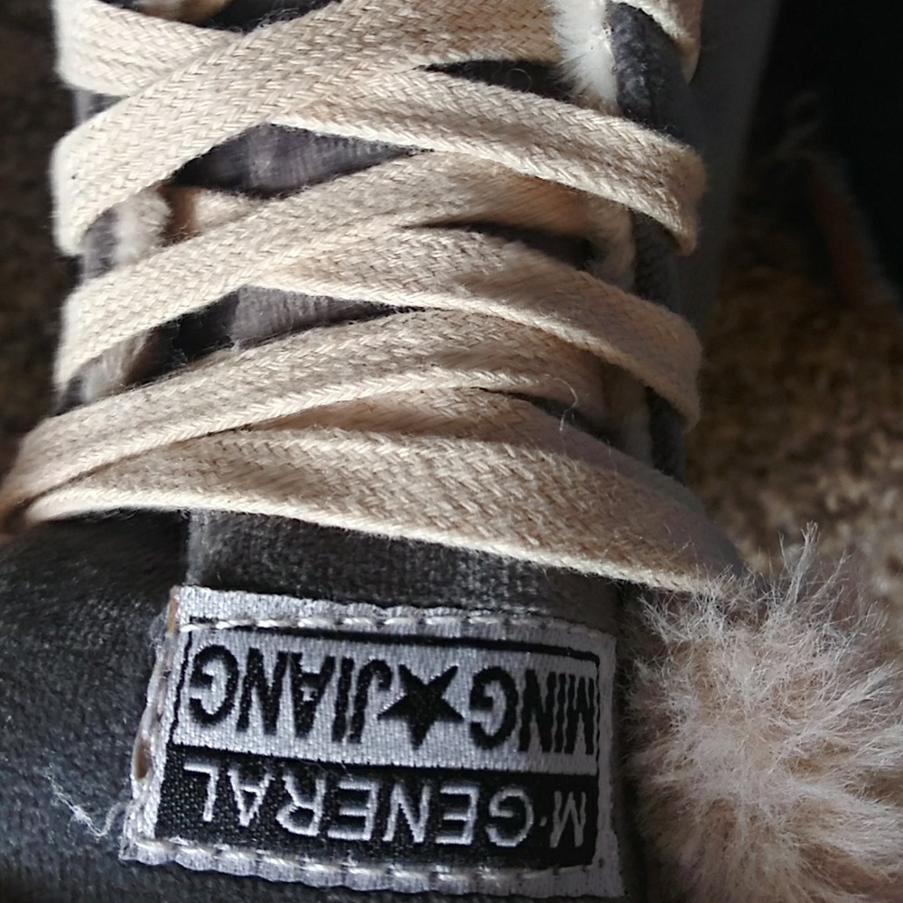 Sneakers - Picture 4 of 4